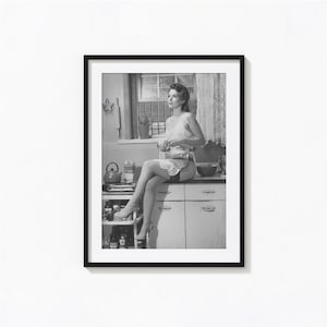 キッチンでコーヒーを飲む女性のプリント、ヴィンテージ フェミニストの白黒ウォール アート、ヴィンテージ プリント、写真プリント、美術館品質の写真アート プリント