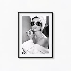 Audrey Hepburn Lippenstift Druck, schwarz weiß Wandkunst, Vintage Druck, Fotografie Drucke, Fotodruck in Museumsqualität, feministischer Druck Bild 1