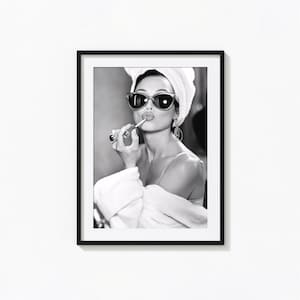 Impresión de lápiz labial de Audrey Hepburn, arte de pared en blanco y negro, impresión vintage, impresiones fotográficas, impresión fotográfica de calidad de museo, impresión feminista