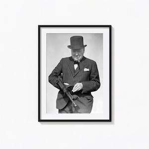 Winston Churchill segurando uma Tommy Gun Print, arte de parede em preto e branco, impressão vintage, impressões fotográficas, impressão fotográfica com qualidade de museu
