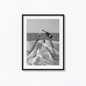ベッドでワインを飲む女性のプリント、バーカートアート、パブの白黒ウォールアート、ビンテージプリント、写真プリント、美術館品質の写真プリント