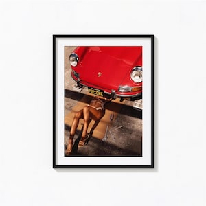 Retro Porsche 911 Druck, Rotes Porsche Mädchen Wandkunst, Vintage Druck, Fotografie Druck, Foto Kunstdruck Museumsqualität
