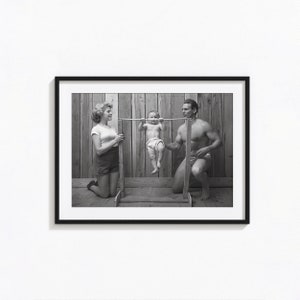 Bodybuilder Gene Jantzen Baby Workout Druck, lustige Schwarzweiß-Wandkunst, Vintage-Druck, Fotografie Druck, Fotodruck in Museumsqualität