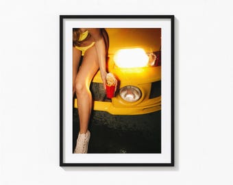 Stampa di una ragazza in auto con estetica retrò, stampa murale di una donna con patatine fritte, poster di un'auto, stampa vintage, stampe fotografiche, stampa artistica fotografica di qualità museale