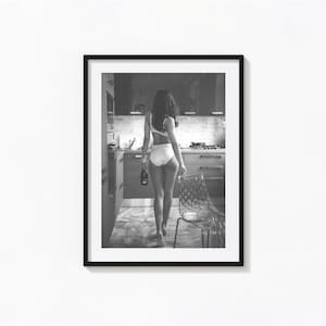 キッチンでワインを飲む女性のプリント、バーカートアート、白黒ウォールアート、ビンテージプリント、写真プリント、美術館品質の写真プリント