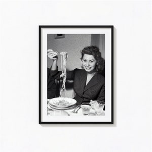 Affiche de Sophia Loren mangeant des spaghettis, art mural hollywoodien noir et blanc, impression vintage, impressions photo, impression d&#39;art photo de qualité musée