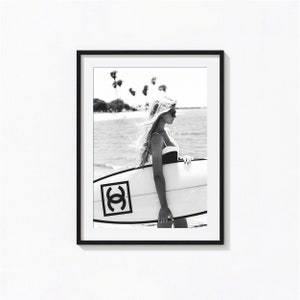 Impresión de chica surfista, arte de pared en blanco y negro de moda de surfista de playa, impresión vintage, impresiones fotográficas, impresión de arte fotográfico de calidad de museo