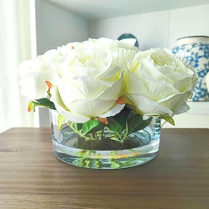 Künstliche Rosen in Vase, Kunst-Blumenstrauß als elegantes Geschenk, dezentes Blumengesteck wie echt
