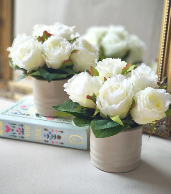 Kleines Rosen Tischgesteck in Vase fixiert, weißer Blumenstrauß wie echt, Mama Freundin Geburtstag, Kunstblumen romantischer Landhausstil