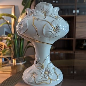 Jarrón blanco de cerámica de porcelana de estilo europeo vintage con delicadas flores doradas