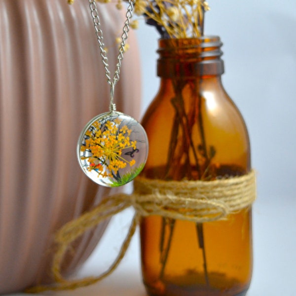 Collana albero della vita con fiori gialli in resina epossidica - Gioielli artigianali in ottone