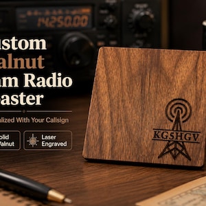 Puede incluir: Un posavasos cuadrado de madera de nogal con un gráfico de torre de radio grabado a láser y el distintivo de llamada KG5HGV. El texto en la imagen dice Custom Walnut Ham Radio Coaster, Personalized With Your Callsign, Solid Walnut, Laser Engraved.