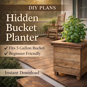 Peut inclure: Un bac à fleurs en bois avec une plante à l'intérieur, posé sur une terrasse en bois. Le bac est fait de planches de bois horizontales et a une forme carrée. Le texte sur l'image dit "DIY Plans" et "Hidden Bucket Planter". Le bac convient à un seau de 18,93 litres.