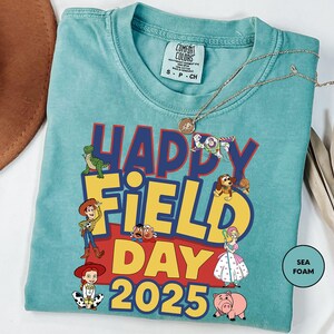 a t - shirt with the words happy field day on it