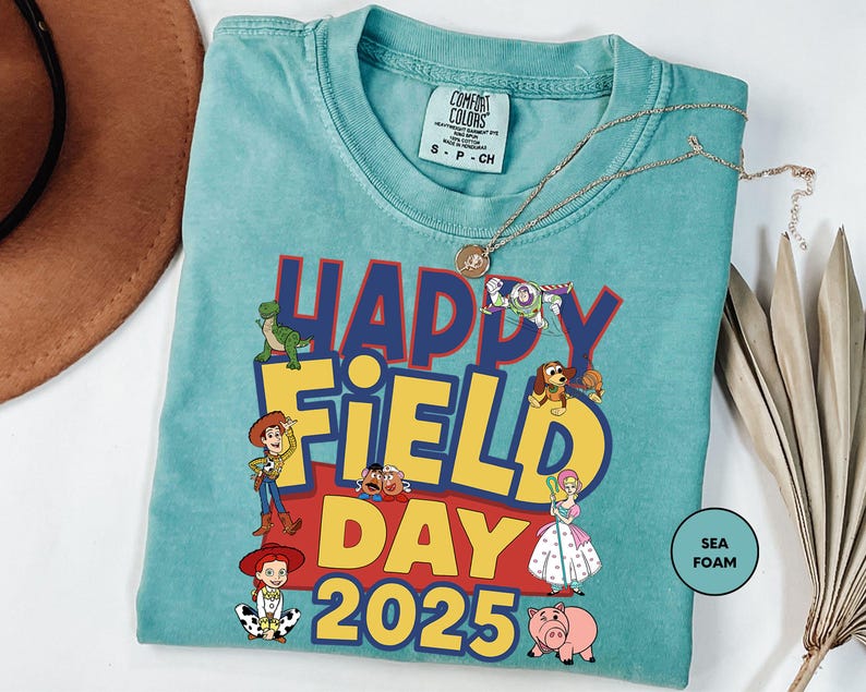 a t - shirt with the words happy field day on it