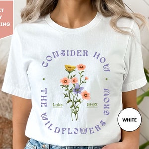 Bijbelvers, shirt wilde bloemen, shirt Luke 12 27, overweeg hoe wilde bloemen groeien, christelijk T-shirt vrouwen, T-shirt met bloemenprint, christelijk cadeau