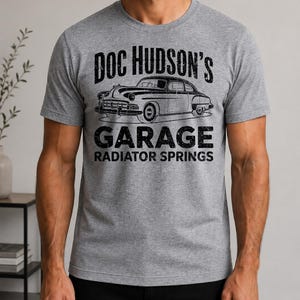 Retro Doc Hudson's Garage Shirt, Radiator Springs Doc Hudson Shirt, Cars Men's Disneyland Tee, Boyfriend's Gift, Disney Dad T-Shirt Bild 4