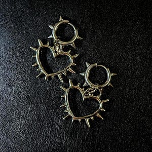 Boucles d&#39;oreilles Huggie coeur épines grunge