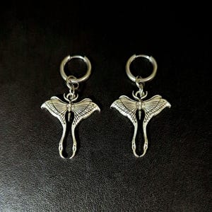 Pendientes de aro de acero inoxidable con forma de polilla y luna mística