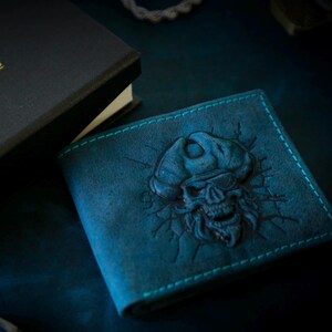 Cartera de piel azul personalizada con diseño de calavera pirata en 3D: cartera para hombre hecha a mano con acabado patinado