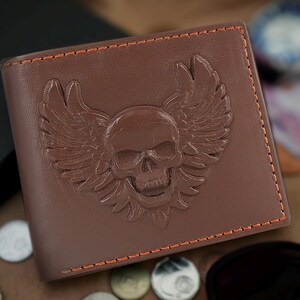 Cartera plegable de cuero marrón con alas de calavera en relieve 3D / Personalizable / Protección RFID / Piel de napa / Regalo de motociclista gótico