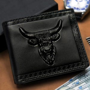 Cartera plegable personalizada de cuero con diseño de toro en relieve 3D, color negro, con protección RFID para hombre, regalo para esposo, padre, novio o hermano.