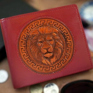 3D Löwenkopf Geprägte Leder Rote Bifold Geldbörse | Personalisierte Namensoption | RFID Blockierung | Vollnarbenleder | Männer Geschenk