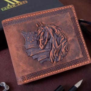 Cartera de cuero con diseño de caballo y bandera de EE. UU. en relieve 3D, color marrón, con protección RFID para hombre. Regalo para esposo, padre, novio o hermano.
