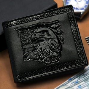 Cartera plegable personalizada de cuero con diseño de bandera de EE. UU. en relieve 3D y águila, con protección RFID, color negro, para hombre. Regalo para esposo, padre o novio.