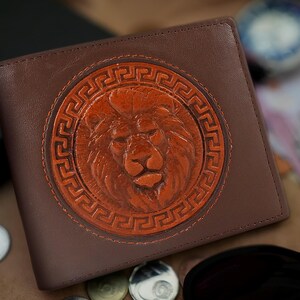 3D Löwenkopf Geprägte Leder Braun Bifold Geldbörse | Personalisierte Namensoption | RFID Blockierung | Vollnarbenleder | Männer Geschenk