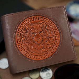 3D Tigerkopf Geprägte Leder Braun Bifold Geldbörse | Personalisierter Name / Initialen | RFID Blockierung | Vollnarbenleder | Männer Geschenk