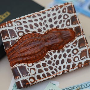 Cartera de cuero personalizada premium con estampado de cocodrilo 3D/cocodrilo tostado y blanco/regalo RFID para hombre/billetera plegable de lujo/regalo de aniversario