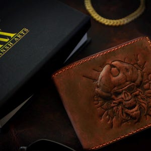 Cartera de piel marrón personalizada con diseño de calavera pirata en 3D: cartera para hombre hecha a mano con acabado patinado