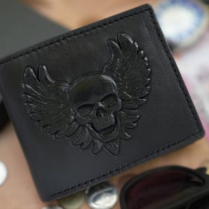 Cartera plegable de cuero negro con alas de calavera en relieve 3D / Personalizable / Protección RFID / Piel de napa / Regalo de motociclista gótico