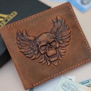 Cartera de cuero para hombre con calavera alada en relieve / Doble pliegue con bloqueo RFID / Regalo personalizado grabado para él / Diseño gótico personalizado