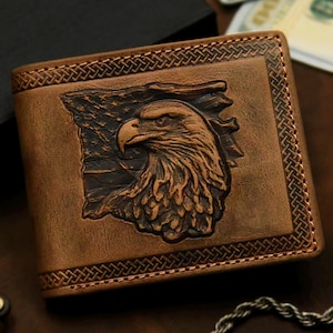 Cartera de cuero personalizada con diseño de águila en relieve 3D de la bandera de EE. UU., color tostado, con protección RFID para hombre. Regalo para hombre, esposo o padre.