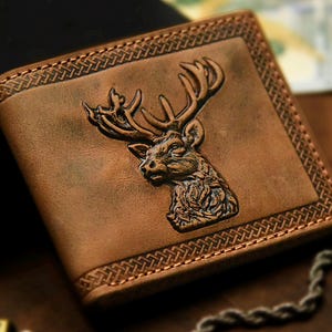 Cartera de cuero con diseño de cabeza de ciervo en relieve 3D, color tostado, con protección RFID para hombre. Regalo para esposo, padre, novio o hermano.