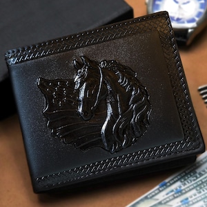 Cartera de cuero con diseño de caballo y bandera de EE. UU. en relieve 3D, color negro, con protección RFID para hombre. Regalo para esposo, padre, novio o hermano.
