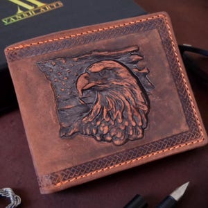Cartera de cuero personalizada con diseño de águila en relieve 3D de la bandera de EE. UU., color marrón, con protección RFID para hombre. Regalo para esposo, padre o marido.