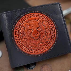 3D Tigerkopf Geprägte Leder Schwarz Bifold Brieftasche | Personalisierter Name / Initialen | RFID Blockierung | Vollnarbenleder | Männer Geschenk