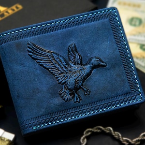 Cartera de cuero personalizada con diseño de pato volador en relieve 3D, color azul, con protección RFID para hombre. Regalo para esposo, padre o novio.