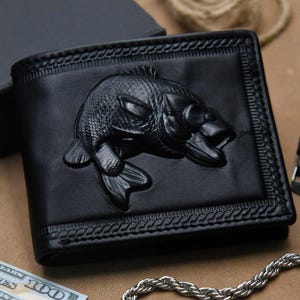 Cartera plegable personalizada de cuero con diseño de pez en relieve 3D, color negro, con protección RFID para hombre. Regalo para esposo, padre, novio o hermano.
