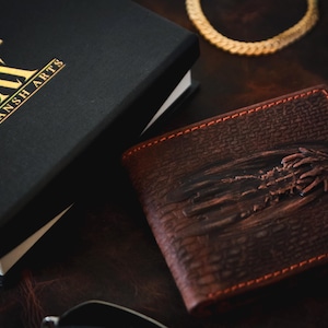 Cartera de piel marrón con diseño de dragón en relieve 3D: cartera de hombre hecha a mano con escamas de dragón e interior de ante.