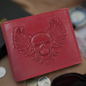 Cartera plegable de cuero rojo con alas de calavera en relieve 3D / Personalizable / Protección RFID / Piel de napa / Regalo de motociclista gótico