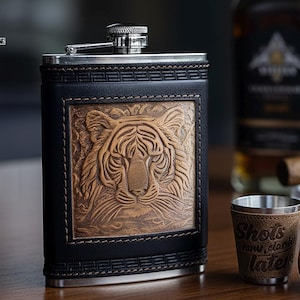 Petaca de cuero con cara de tigre personalizada, acero inoxidable, vasos y embudo.