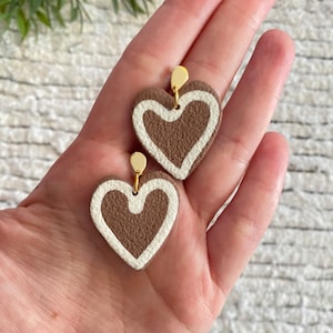 Pendientes benéficos、hechos a mano con arcilla polimérica vegana、base de acero inoxydable bañado en oro。ステンレススチールゴールドプリーツ、