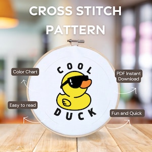 Puede incluir: Un patrón de punto de cruz con un pato de dibujos animados que lleva gafas de sol con el texto "COOL DUCK". El patrón se muestra en un aro de bordado de madera. La imagen incluye el texto "Color Chart", "PDF Instant Download", "Easy to read" y "Fun and Quick".