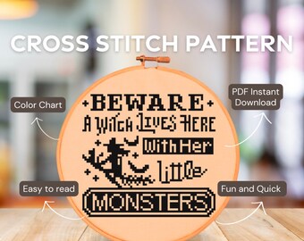 Puede incluir: Patrón de punto de cruz para un diseño de temática de Halloween con una bruja y el texto "BEWARE A WITCH LIVES HERE WITH HER LITTLE MONSTERS".