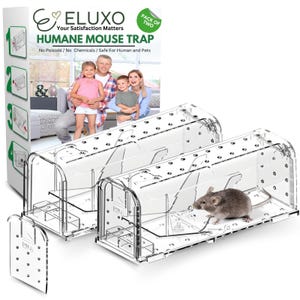 Puede incluir: Dos trampas para ratones humanas de plástico transparente. Las trampas tienen forma rectangular con la parte superior redondeada y pequeños agujeros. El texto en el embalaje dice "HUMANE MOUSE TRAP" y "Safe For Human and Pets". Un ratón vivo está dentro de una de las trampas.