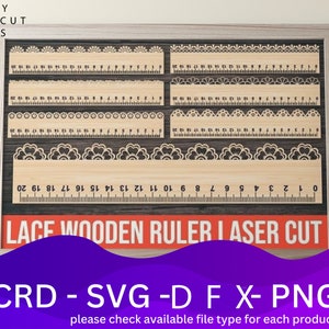Puede incluir: Un conjunto de reglas de madera cortadas con láser con diseños de encaje. Las reglas son de varios tamaños y presentan diferentes patrones de encaje. Las reglas están etiquetadas con números del 0 al 20. El texto "LACE WOODEN RULER LASER CUT" está impreso sobre un fondo rojo. El texto "CRD - SVG - D F X - PNG" está impreso sobre un fondo morado. El texto "please check available file type for each product" está impreso debajo del texto "CRD - SVG - D F X - PNG".